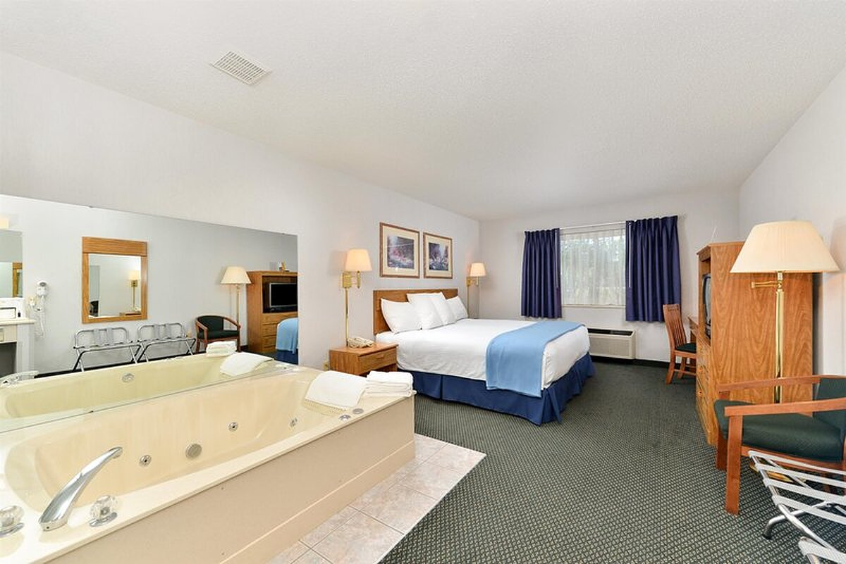 Americas Best Value Inn-Tahquamenon Country