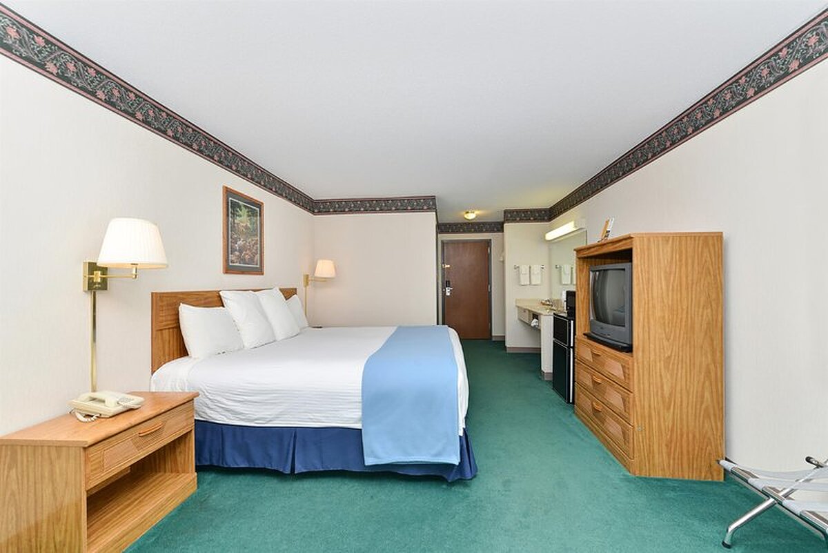 Americas Best Value Inn-Tahquamenon Country