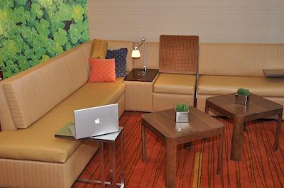 کورتیارد ناشویل/اُپریلاند