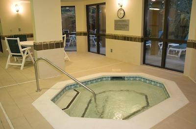 کورتیارد ناشویل/اُپریلاند