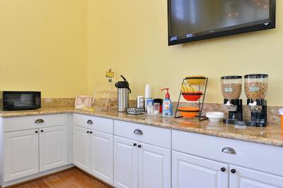 امریکاز بست والو این اند سویتز-اُنتاریو آیرپرت