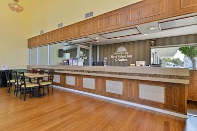 امریکاز بست والو این اند سویتز-اُنتاریو آیرپرت