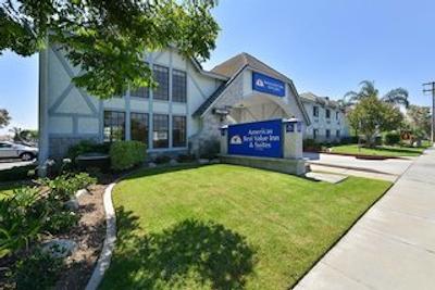 امریکاز بست والو این اند سویتز-اُنتاریو آیرپرت