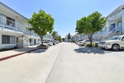 امریکاز بست والو این اند سویتز-اُنتاریو آیرپرت