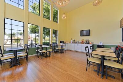 امریکاز بست والو این اند سویتز-اُنتاریو آیرپرت