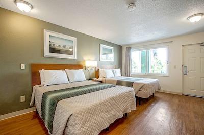 همتون استودیز کانساز سیتی-ورلدز اُف فون