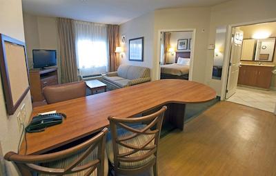 کونتری این اند سویتز بای رادیسن شروپرت-آیرپرت لا