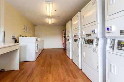 همتون استودیز فنیکس-وست