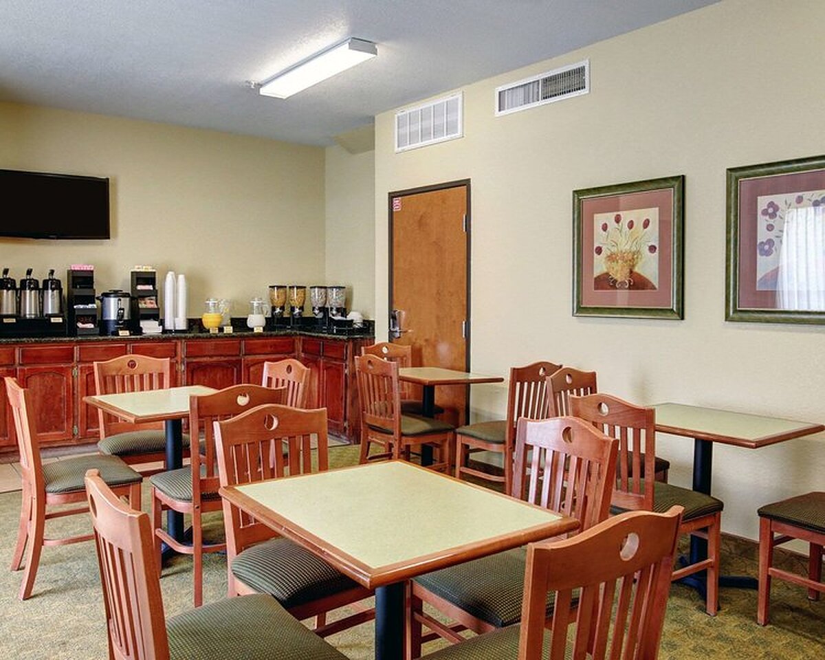 Econo Lodge Inn and Suites