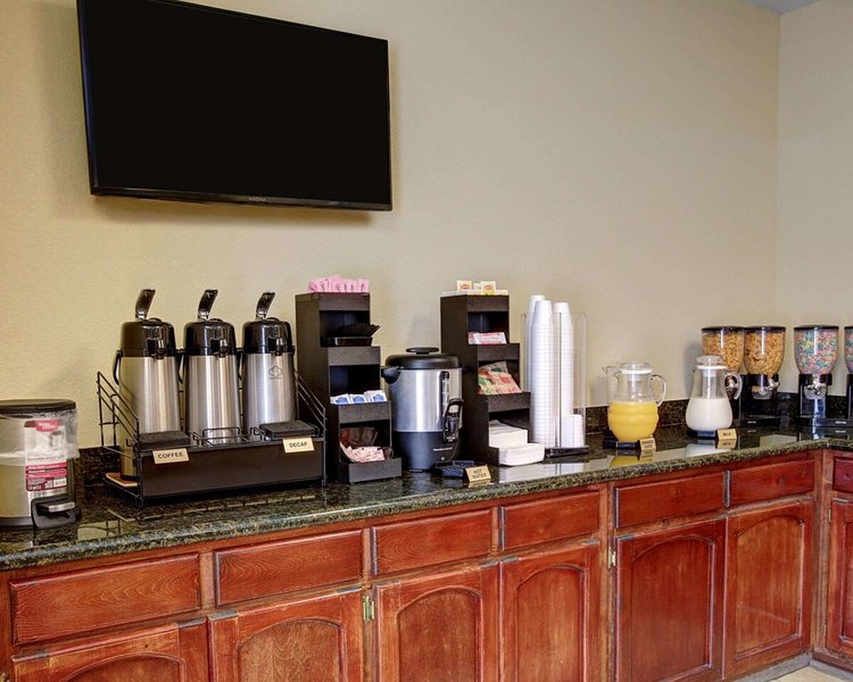 Econo Lodge Inn and Suites