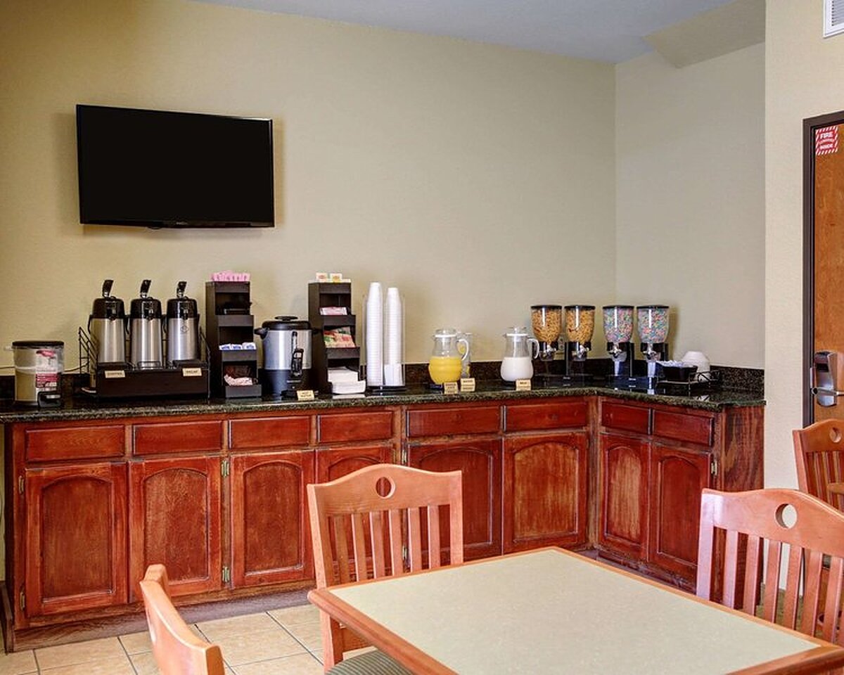 Econo Lodge Inn and Suites