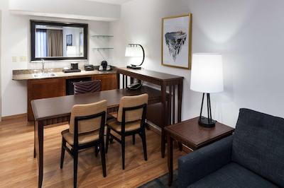 امباسی سویتز انچراج