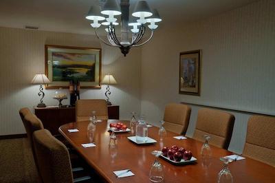 هامپتون این اند سویتز اسالت لاک سیتی آیرپرت