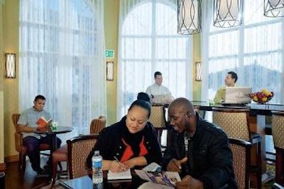 هامپتون این اند سویتز اسالت لاک سیتی آیرپرت