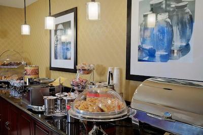 هامپتون این اند سویتز اسالت لاک سیتی آیرپرت