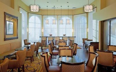 هامپتون این اند سویتز اسالت لاک سیتی آیرپرت