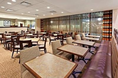 هامپتون این اند سویتز اُماها-دونتون