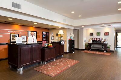 هامپتون این اند سویتز لاز وگاز اسود