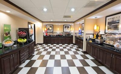 هامپتون این اند سویتز هوستون-بوش اینترکنتیننتال آیرپرت