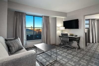 هیلتون گاردن این پرتسمود دونتون