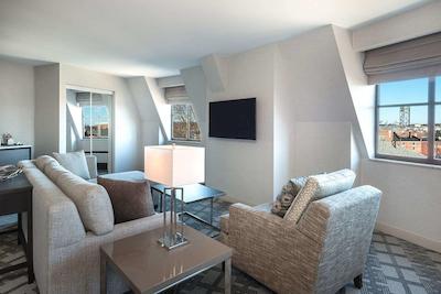 هیلتون گاردن این پرتسمود دونتون