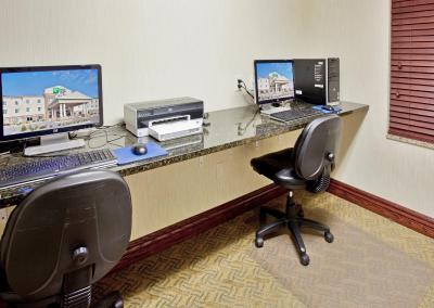 هلید این اکسپرز هتل اند سویتز چری هیلز