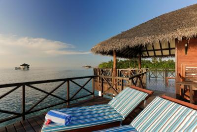 مدهوفوشی آیلند ریزورت