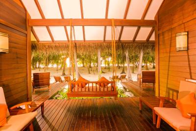 مدهوفوشی آیلند ریزورت