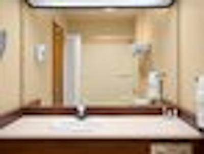 هوارد جهنسُن اکسپرز این-لیونورد