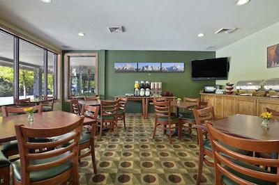 هموود سویتز بای هیلتون جاکسُن