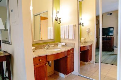 هموود سویتز بای هیلتون کلج استیشن