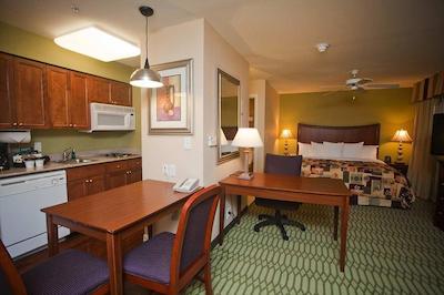 هموود سویتز بای هیلتون کلج استیشن