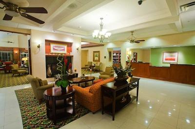 هموود سویتز بای هیلتون کلج استیشن