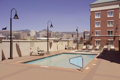 هموود سویتز بای هیلتون اسالت لاک سیتی-دونتون