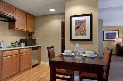 هموود سویتز بای هیلتون اسالت لاک سیتی-دونتون