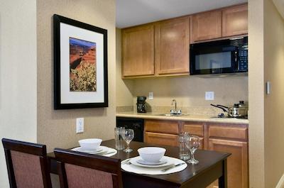 هموود سویتز بای هیلتون اسالت لاک سیتی-دونتون