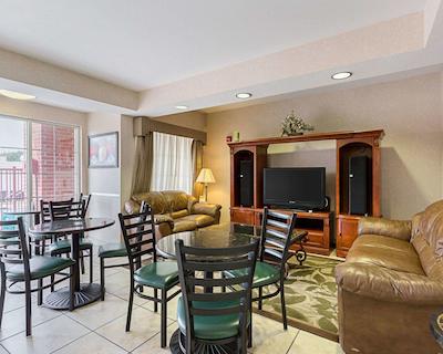 مینست سویتز تکساز مدیکال سنتر/رلیانت پارک