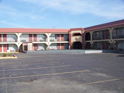 Traveler’s Inn and Suites Oklahoma City Airport