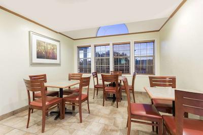 میکرتل این اند سویتز بای ویندهام ادنز