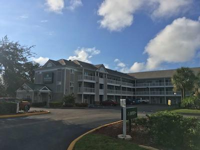 همتون استودیز اُرلاندو اسود