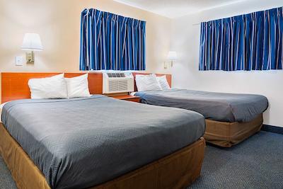 استودیو 6 فتویل نک براگ بولوارد