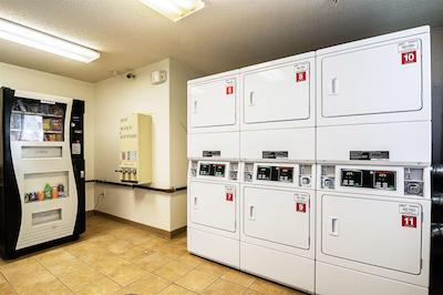 استودیو 6 فتویل نک براگ بولوارد