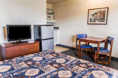 استودیو 6 فتویل نک براگ بولوارد