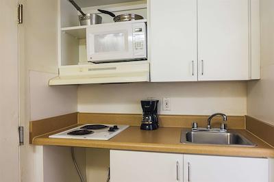 استودیو 6 فتویل نک براگ بولوارد