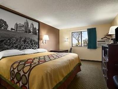 سوپر 8 سدار راپیدز ایست