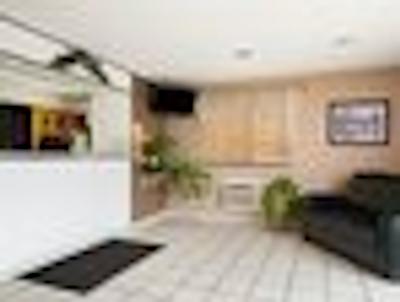 سوپر 8 سدار راپیدز ایست