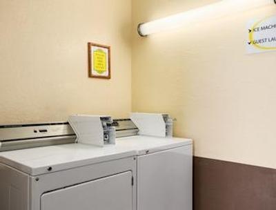 سوپر 8 سدار راپیدز ایست