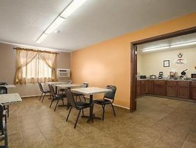 سوپر 8 سدار راپیدز ایست