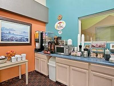 سوپر 8 بلویل است لویز اریا