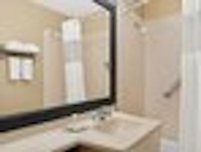 سوپر 8 بلویل است لویز اریا